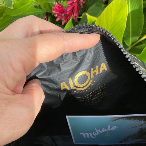 ALOHA COLLECTION Large Black & Gold Pouch NWT - Picture 5 of 5